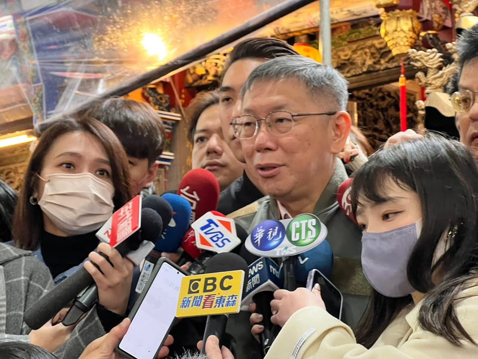 柯文哲今早至蘆洲保和宮發放福袋。 圖:蘆洲保和宮臉書