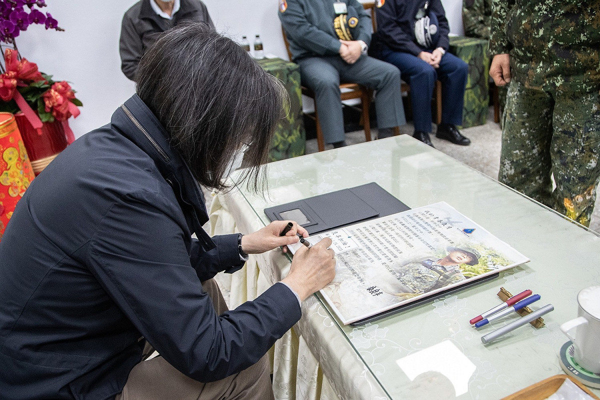 蔡英文(左)在秦良丰所寫的小散文題字加油打氣。 圖：孫家銘翻攝
