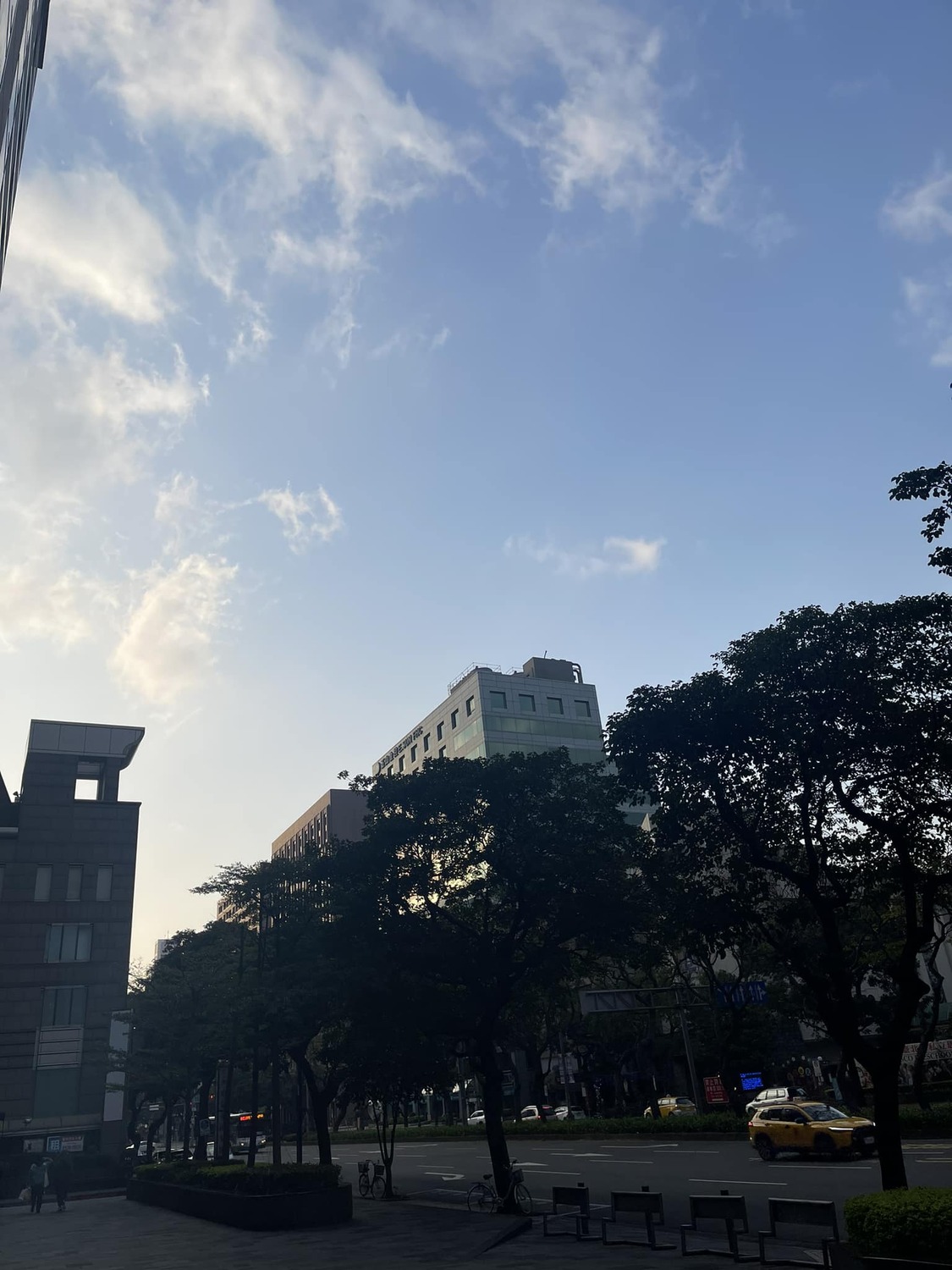 氣象達人於台北市看到夕陽後直呼不妙，並呼籲民眾小心晚上的輻射冷卻，「請做好保暖工作！」 圖：翻攝自氣象達人彭啟明 臉書專頁