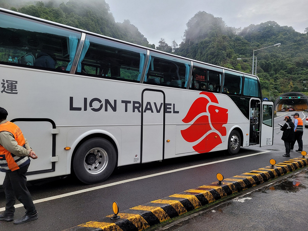 遊覽車駕駛員必須遵守交通安全規範行駛，未經與遊覽車公司協調同意，旅客不可任意變更或增加行程，避免造成駕駛員疲勞駕駛或工時超過規定，也不要求駕駛員違規超速趕行程。 圖：台北區監理所提供