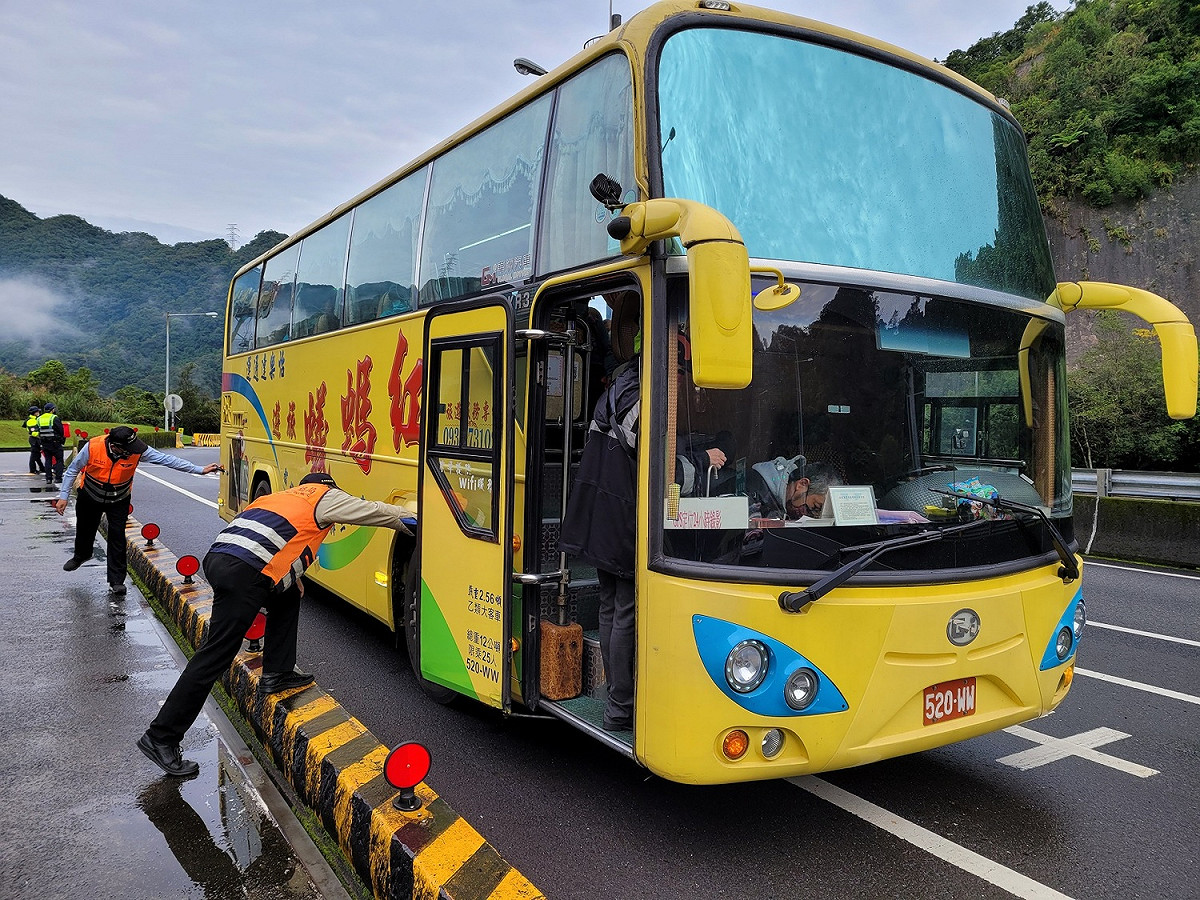 公路總局透過新增監理服務APP以及掃描遊覽車內QR code二項查詢措施，讓乘客可查詢所搭乘車輛基本資料、車輛是否進入禁行路段等資訊，透過消費者的關心，提升行車的安全。 圖：台北區監理所提供