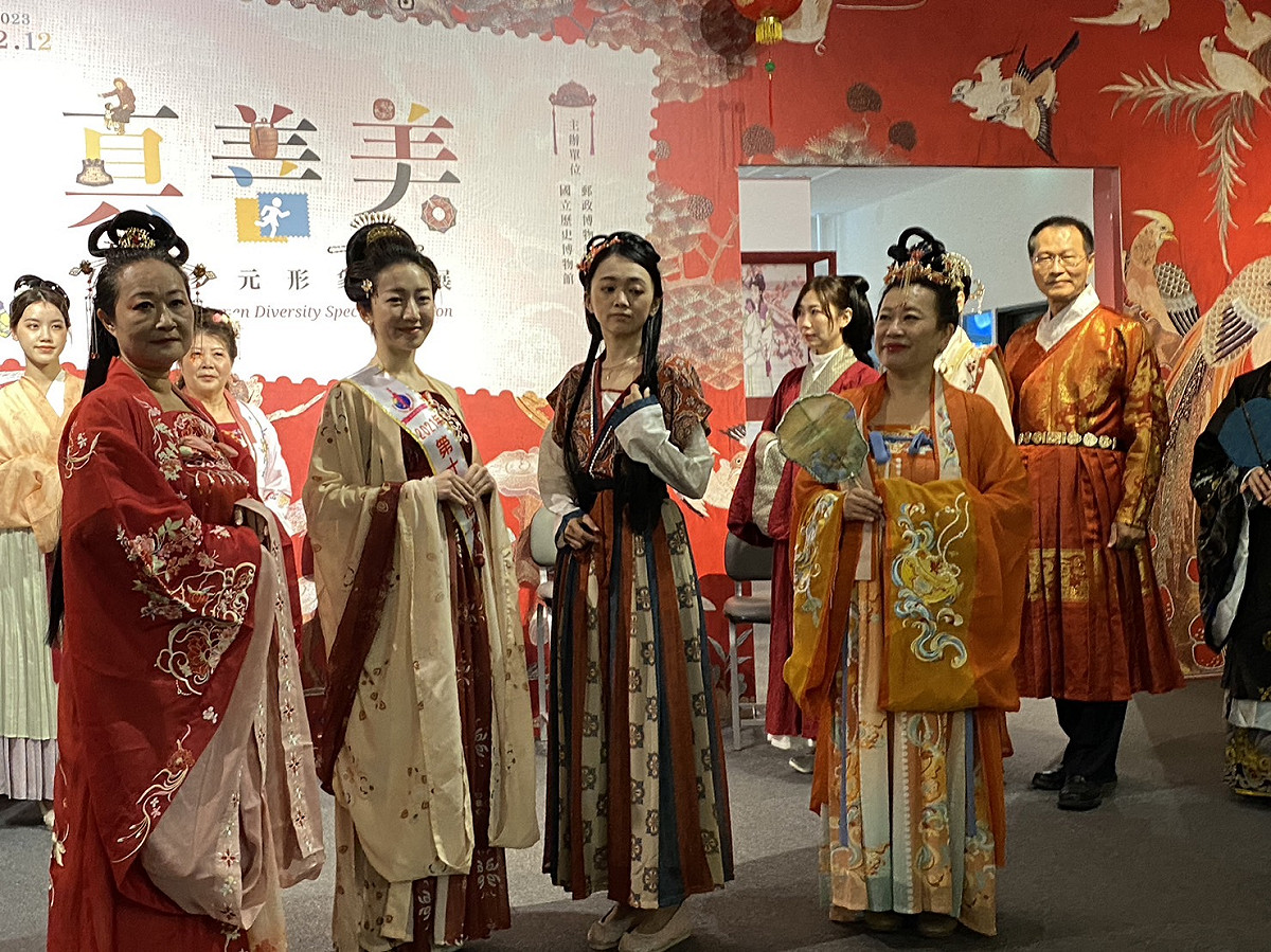 現場漢服仕女進館走秀。 圖：孫家銘攝