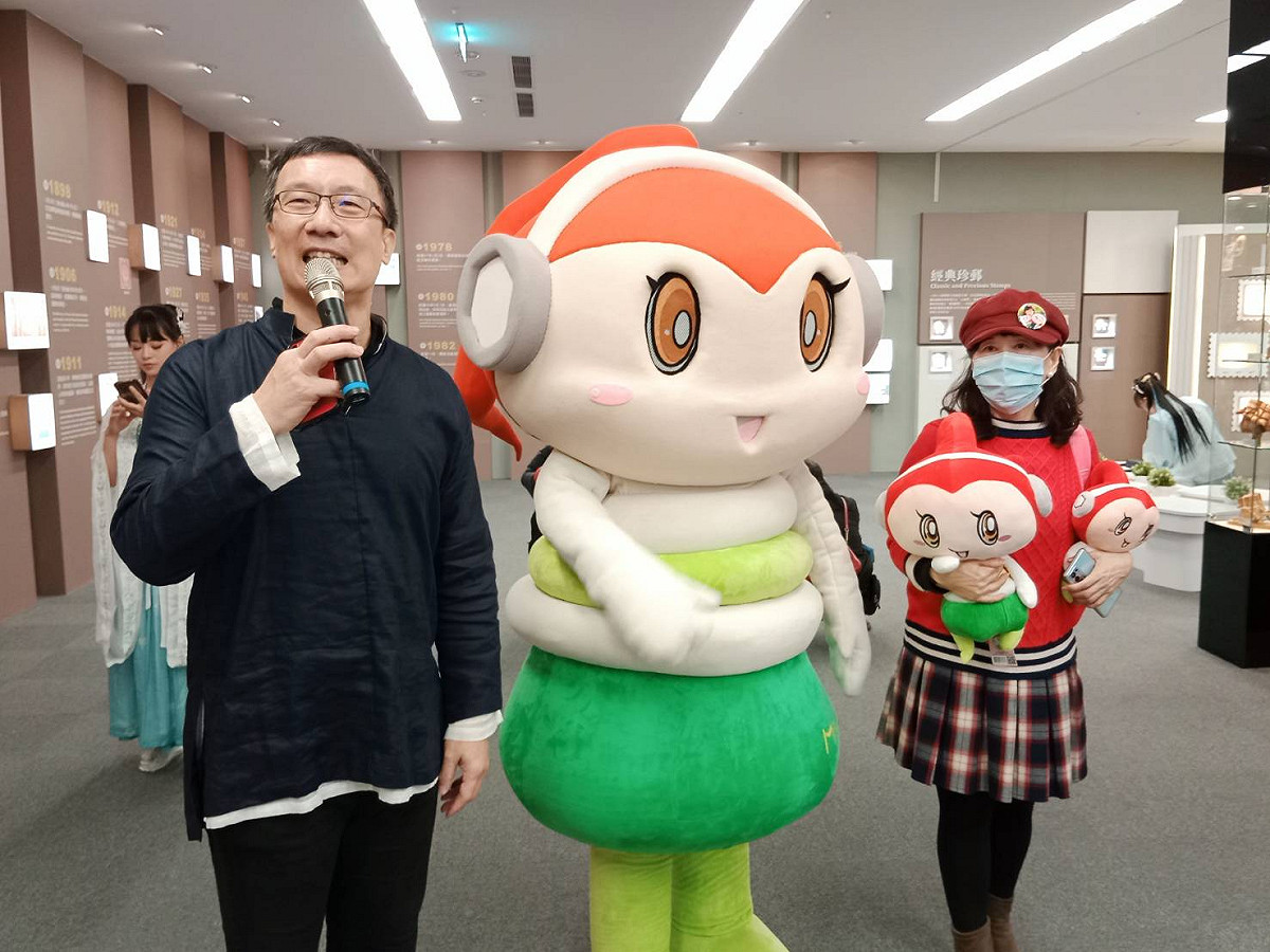 館長鄭勝治(左一)與高雄市政府野生吉祥物「蜜圓媽」。 圖：孫家銘攝