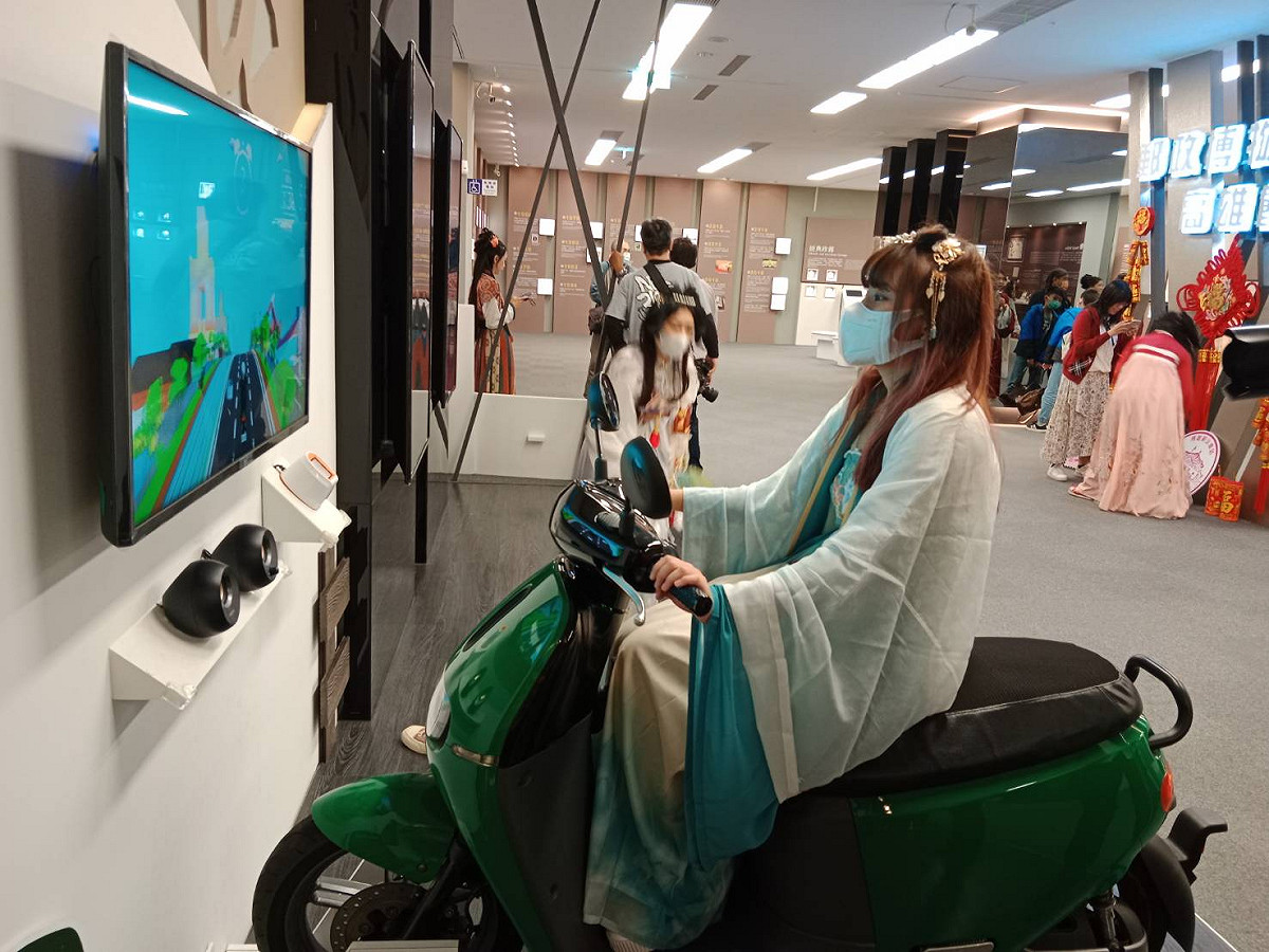 漢服仕女騎互動機車給人時空錯亂感。 圖：孫家銘攝