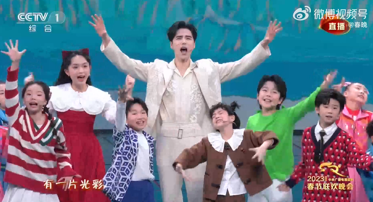 春晚上歌手阿雲嘎演唱的《當神獸遇見神獸》被控抄襲。 圖:翻攝自春晚微博