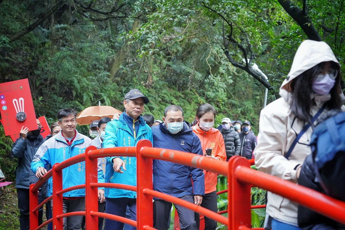 侯友宜今至鶯歌登山走春發紅包 圖：洪佳君臉書