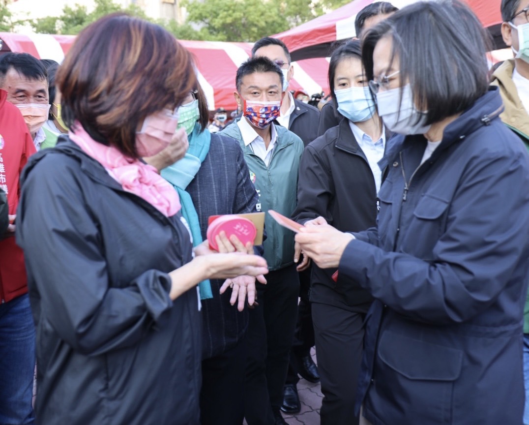 蔡英文(右)發紅包給台大法律系同學康裕成。 圖：高雄市議會/提供