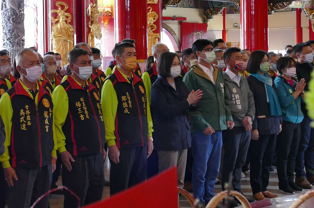 蔡英文(中)大年初三南下高雄龍成宮參拜。 圖：高雄市議會/提供