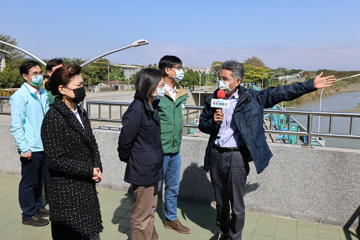陳其邁(右二)、王美花(左二)視察水情。 圖：高雄市政府/提供
