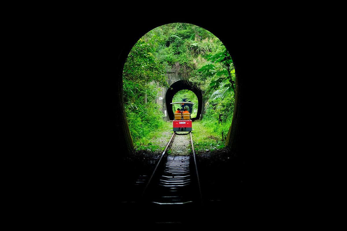 「舊山線鐵道自行車」能夠體驗百年鐵道文化，沿途還可以賞自然山景。 圖：台鐵／提供