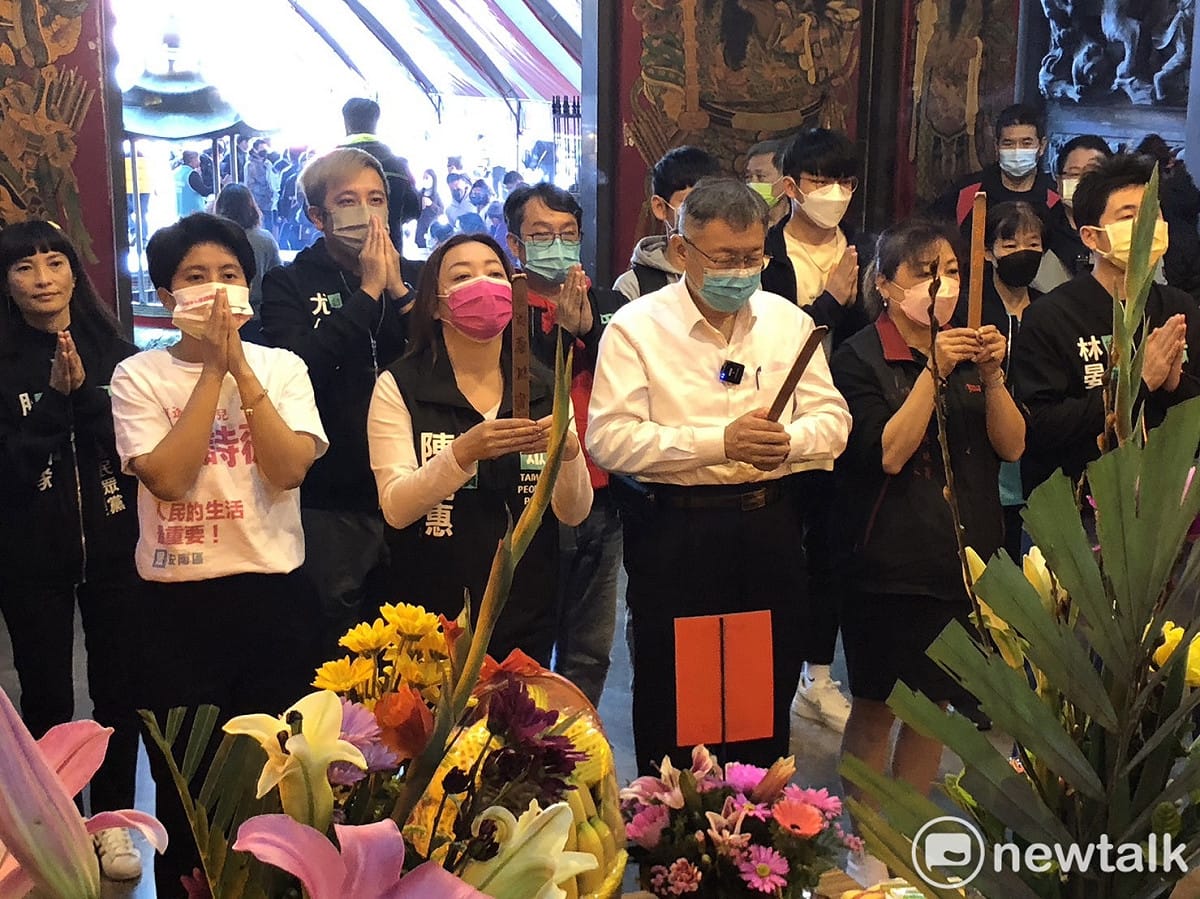 前台北市長、民眾黨主席柯文哲卸任市長職務後，每天的行程依然「嗡嗡嗡」，他今日趕赴台南連拜9間廟宇，受到大批支持者歡迎。 圖：黃博郎／攝