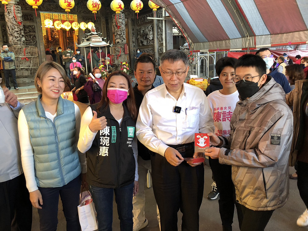 柯文哲在關帝殿發放紅包，並與民眾一一合影留念。 圖：黃博郎／攝