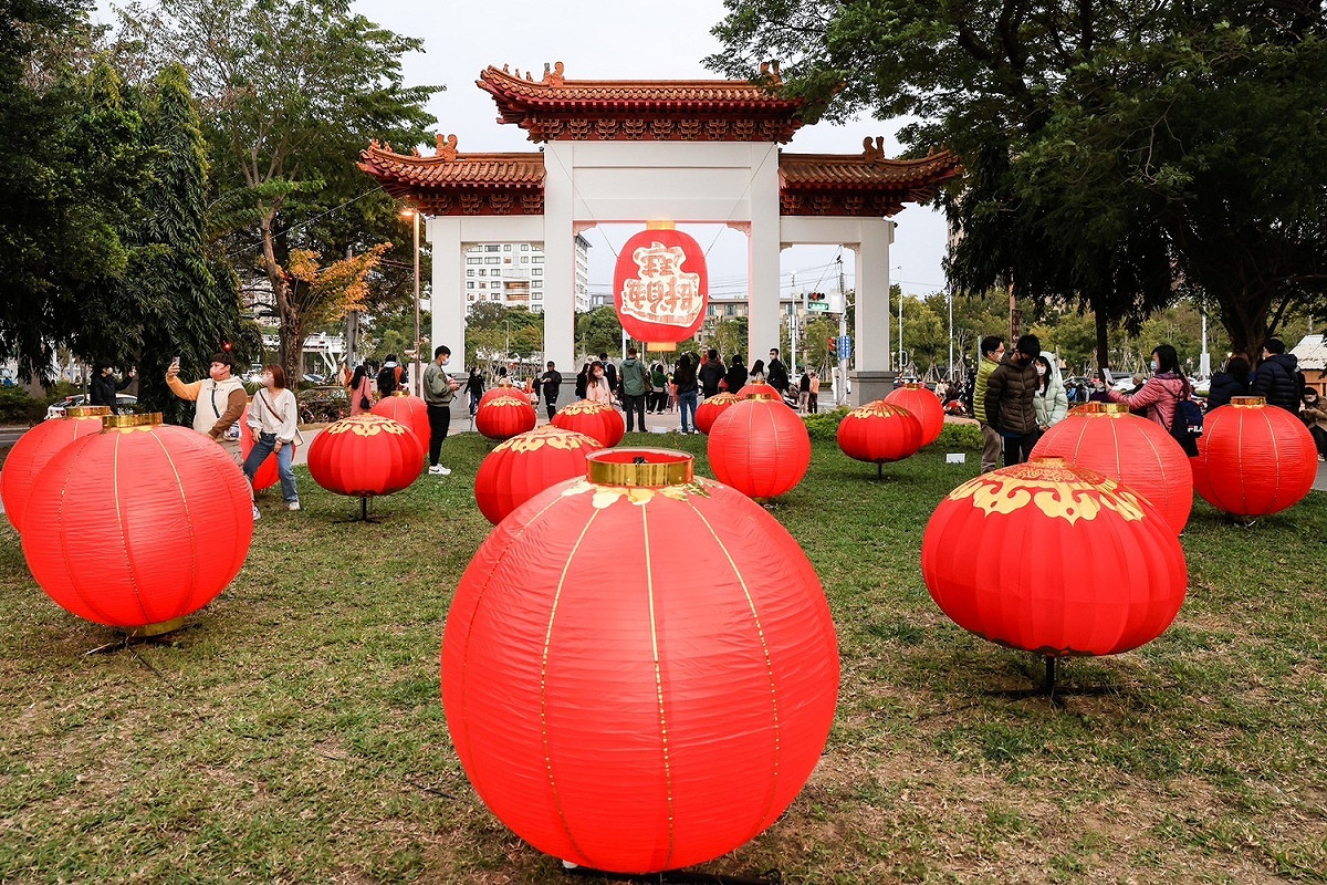 大紅燈籠妝點過年喜氣。 圖：高雄市觀光局/提供
