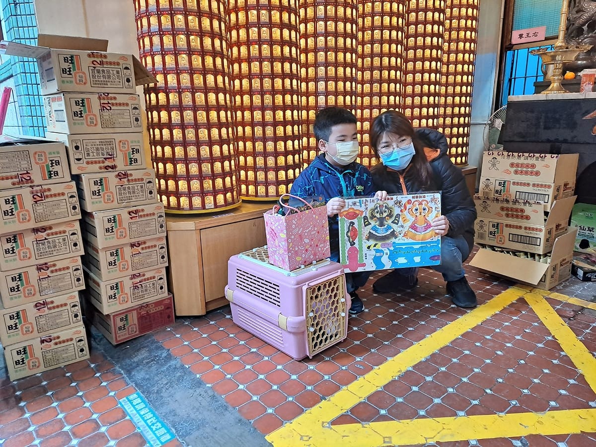 2月4日認養動物送平安燈，寵物健康一整年。 圖：新北市動保處提供