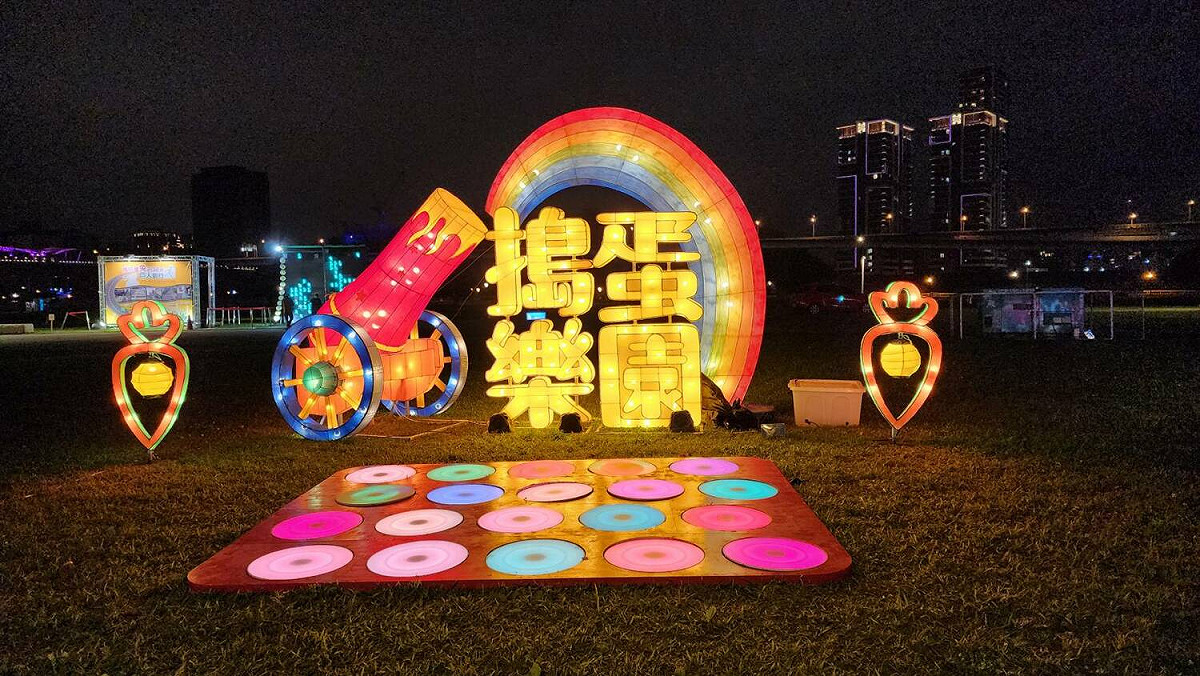 「搗蛋樂園」互動燈區踩踏地燈就會亮燈。 圖：新北市民政局提供