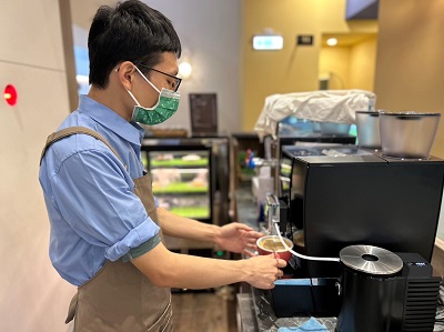 因為情緒壓力造成就業不穩定的小傑，已經從樸樹咖啡樹林店庇護工場重新出發。 圖：新北市勞工局提供