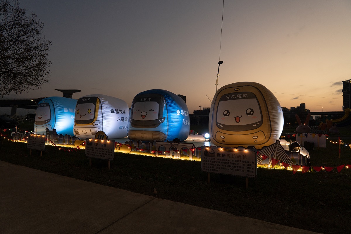 四線Q版列車夜間照片。 圖：新北市捷運局提供