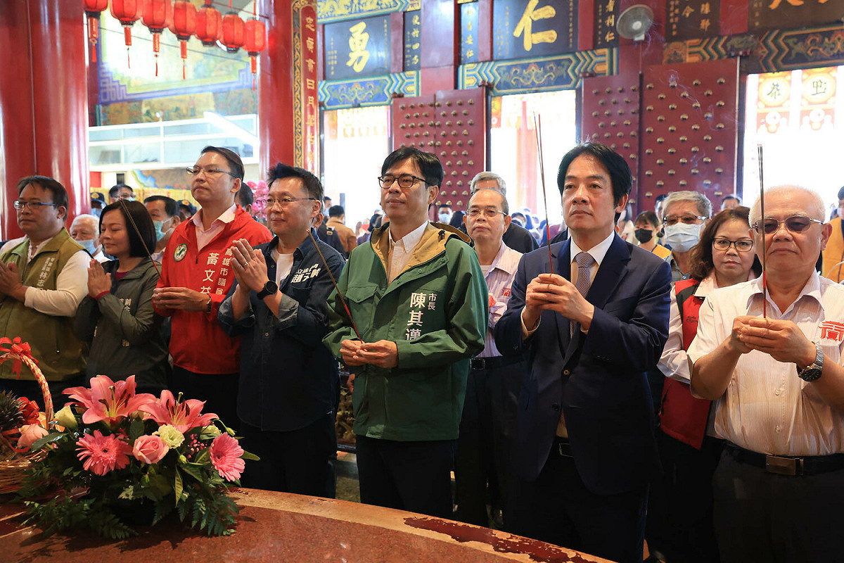陳其邁(右三)陪同賴清德(右二)到關帝廟參香。 圖：高雄市政府/提供