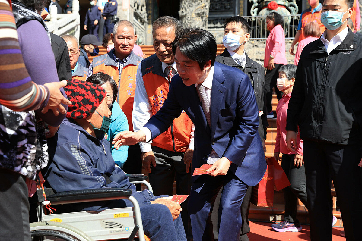 賴清德(右二)在楠梓仁壽宮發福袋。 圖：高雄市政府/提供