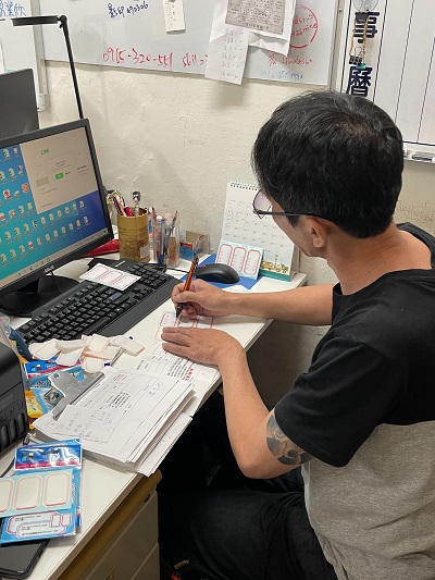 阿平原本對電腦一竅不通，現在已經能夠使用電腦處理訂單。 圖：新北市勞工局提供