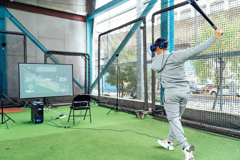 林益全開箱三重棒球場Basepara VR棒球體感遊戲。 圖：新北市體育處提供