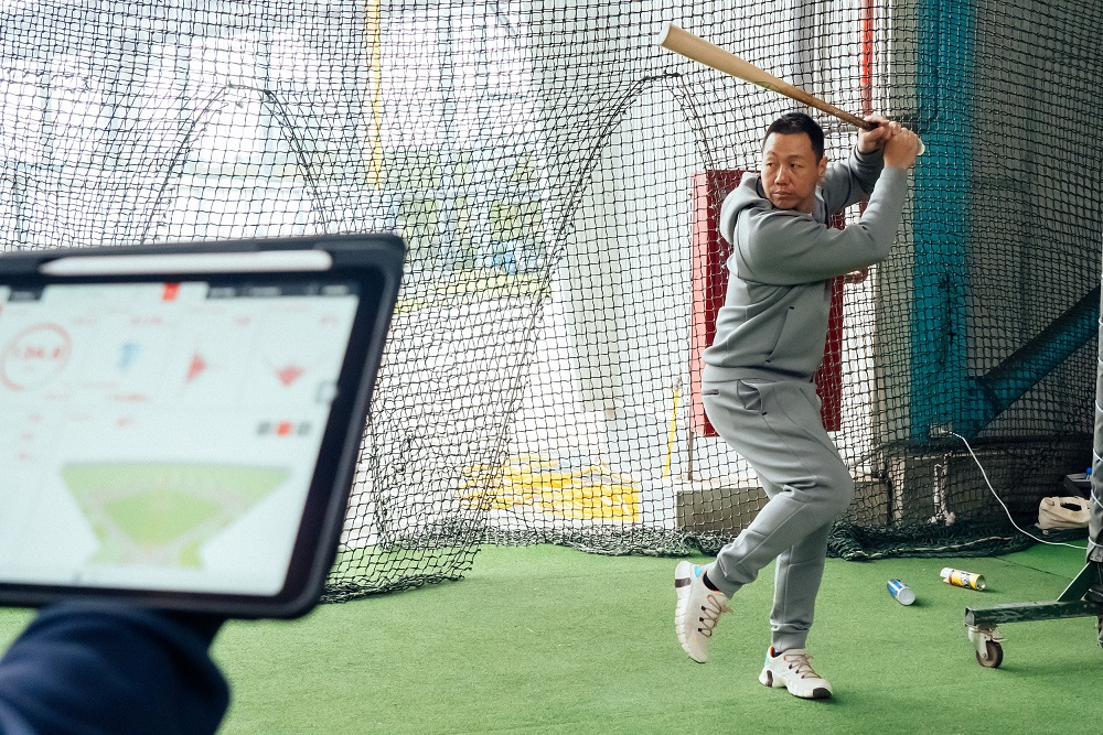 林益全開箱三重棒球場Rapsodo Hitting（近處為數據畫面）。 圖：新北市體育處提供