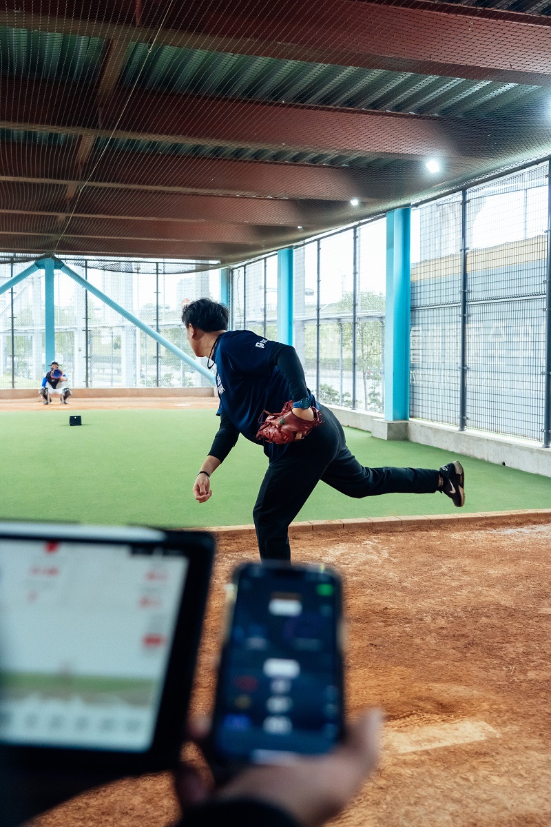 曹竣崵開箱三重棒球場Rapsodo Pitching。 圖：新北市體育處提供