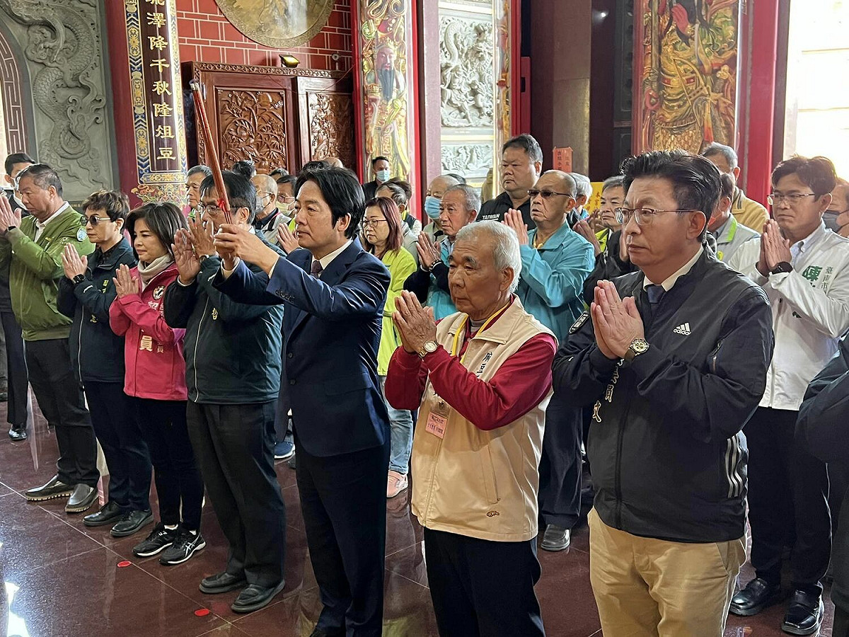 副總統賴清德28日在台南市長黃偉哲、立委郭國文陪同下，到麻豆天后宮參拜。 圖：翻攝郭國文臉書