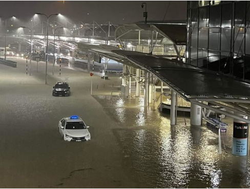 奧克蘭連15小時降下豪大雨，導致機場淹水，數千名旅客受困，機場也被迫取消航班，暫時關閉。 圖：翻攝自@ChandigarhBytes Twitter