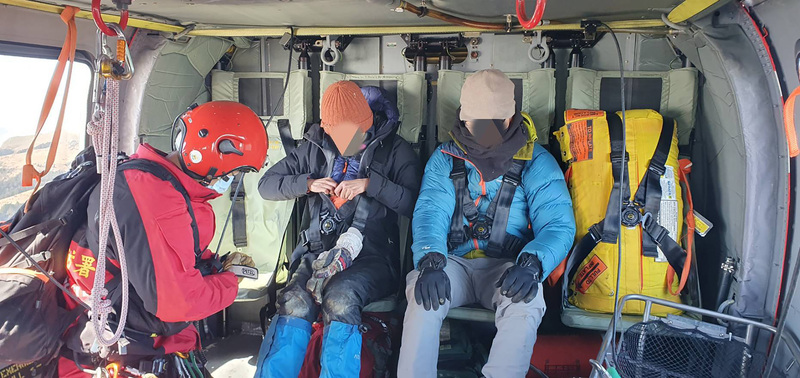 能高山連2天傳出2起登山事故，2支不同登山隊伍分別有女山友身體不適、男山友摔落邊坡受傷求援，花蓮縣消防局請求空勤直升機支援，28日上午出動將2人吊掛下山送醫治療。 圖：花蓮縣消防局提供