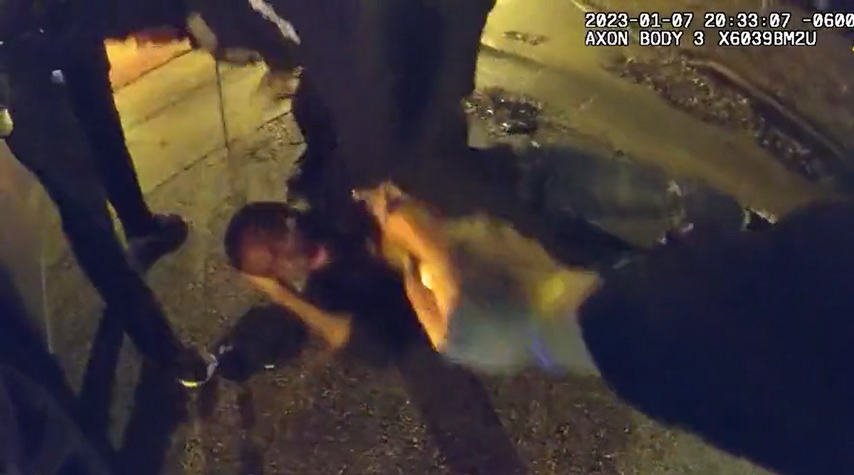 非裔男子尼科爾斯（Tyre Nichols）1 月初遭 5 名警員毆打致死，警方公布了事發當下警員隨身攝影機錄下的影片，引發全美抗議。 圖: 翻攝自 @JackPosobiec 推特