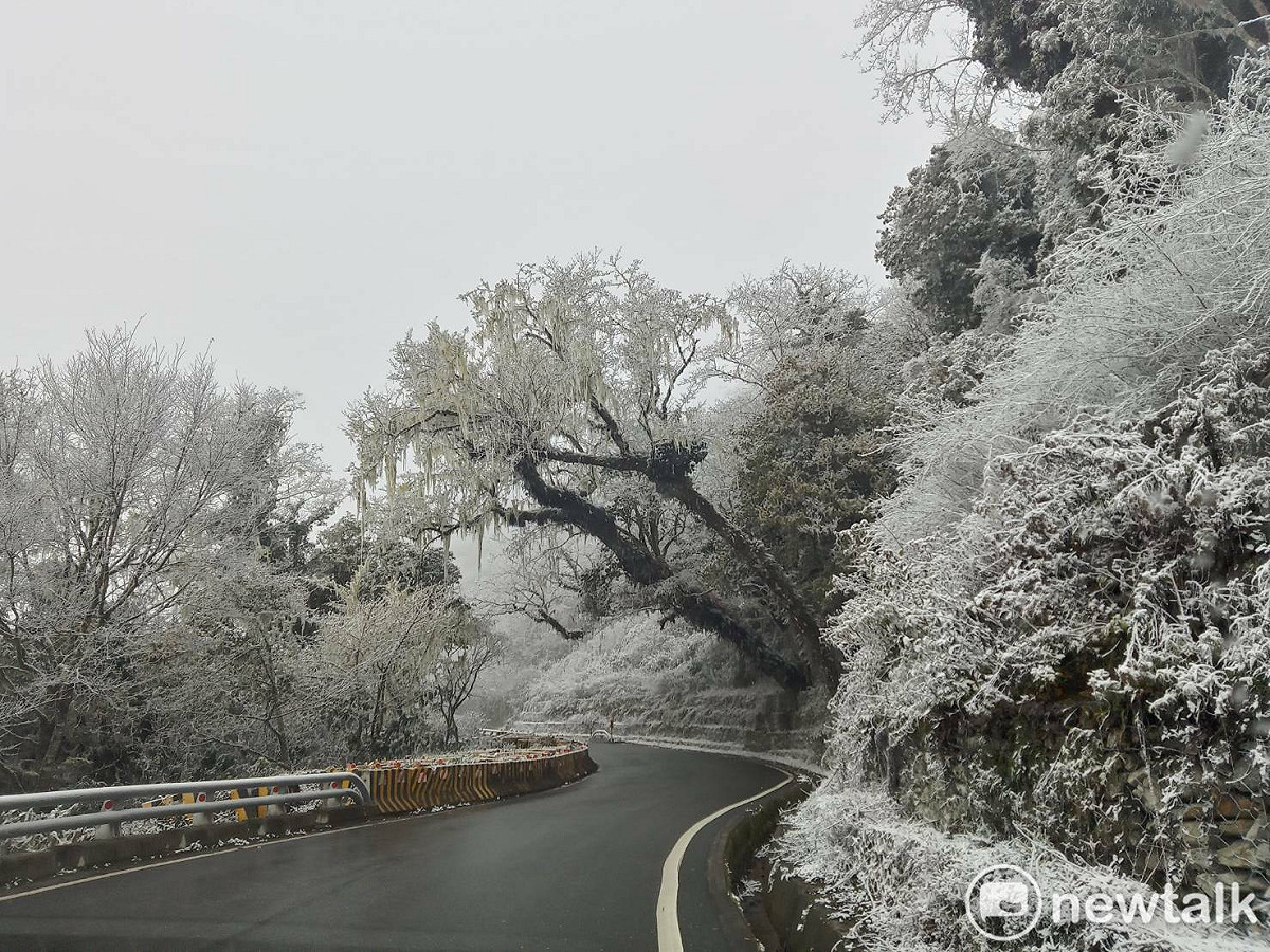 8日清晨至下午，北台灣1200公尺左右的高山皆有飄雪機率，大屯山、七星山也逼近零度，有機會下霧淞。(下雪示意圖) 圖：民眾／提供 (資料照)