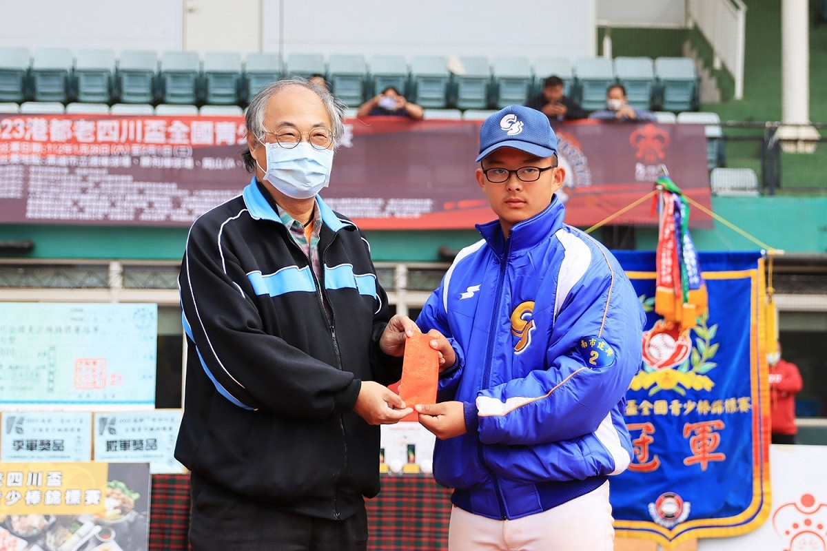 台南市建興國中獲網路票選球隊人氣王及一萬元獎金。 圖：人杰老四川餐飲管理顧問公司/提供