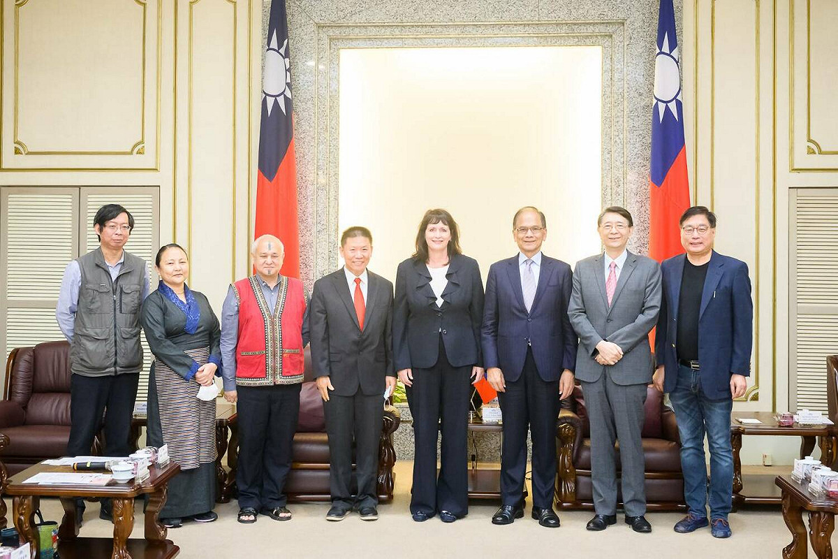 2022年11月立法院游錫堃院長（右三）接見國際宗教自由（IRF）秘書處主席馬恩扎（右四）訪團一行人。 圖:立法院提供（資料照）