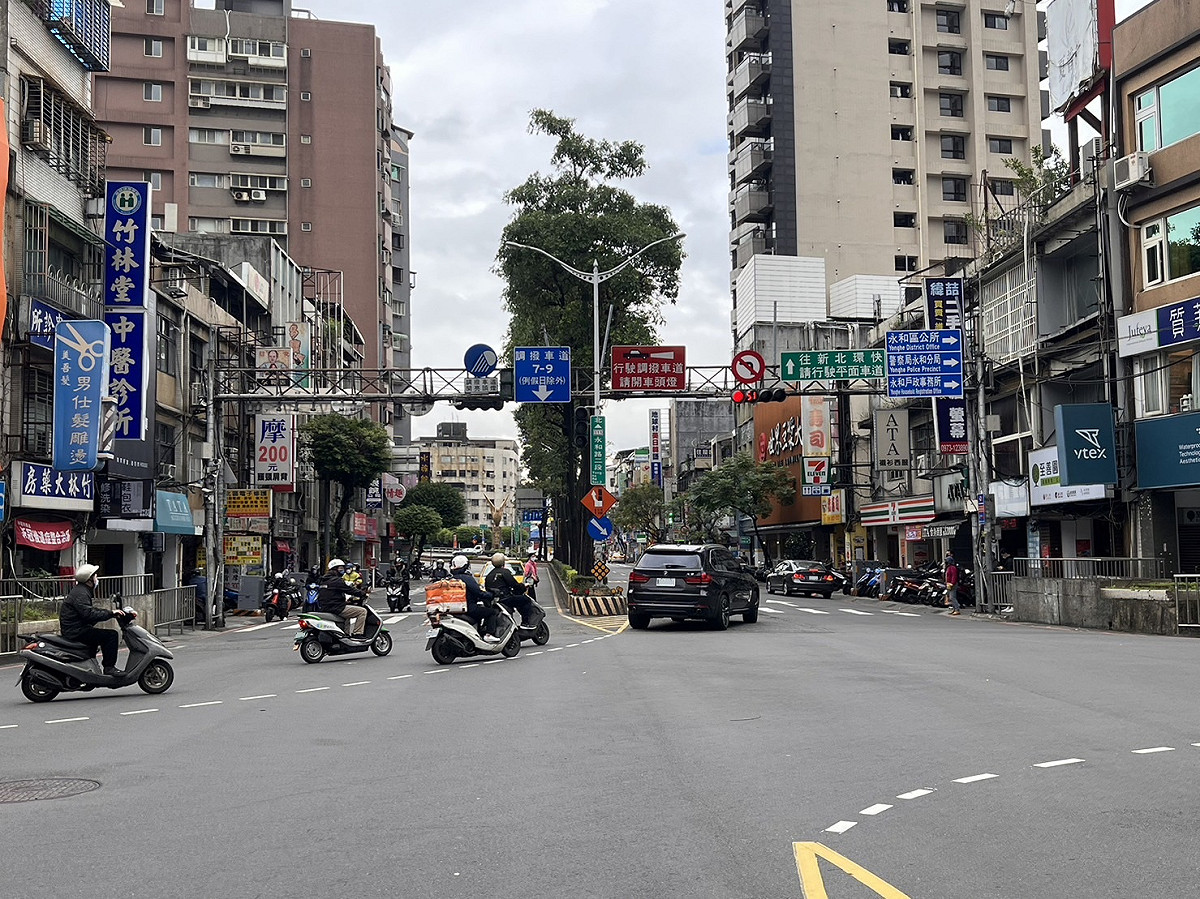 新北市永和區永和路調撥車道。 圖：新北市交通局提供