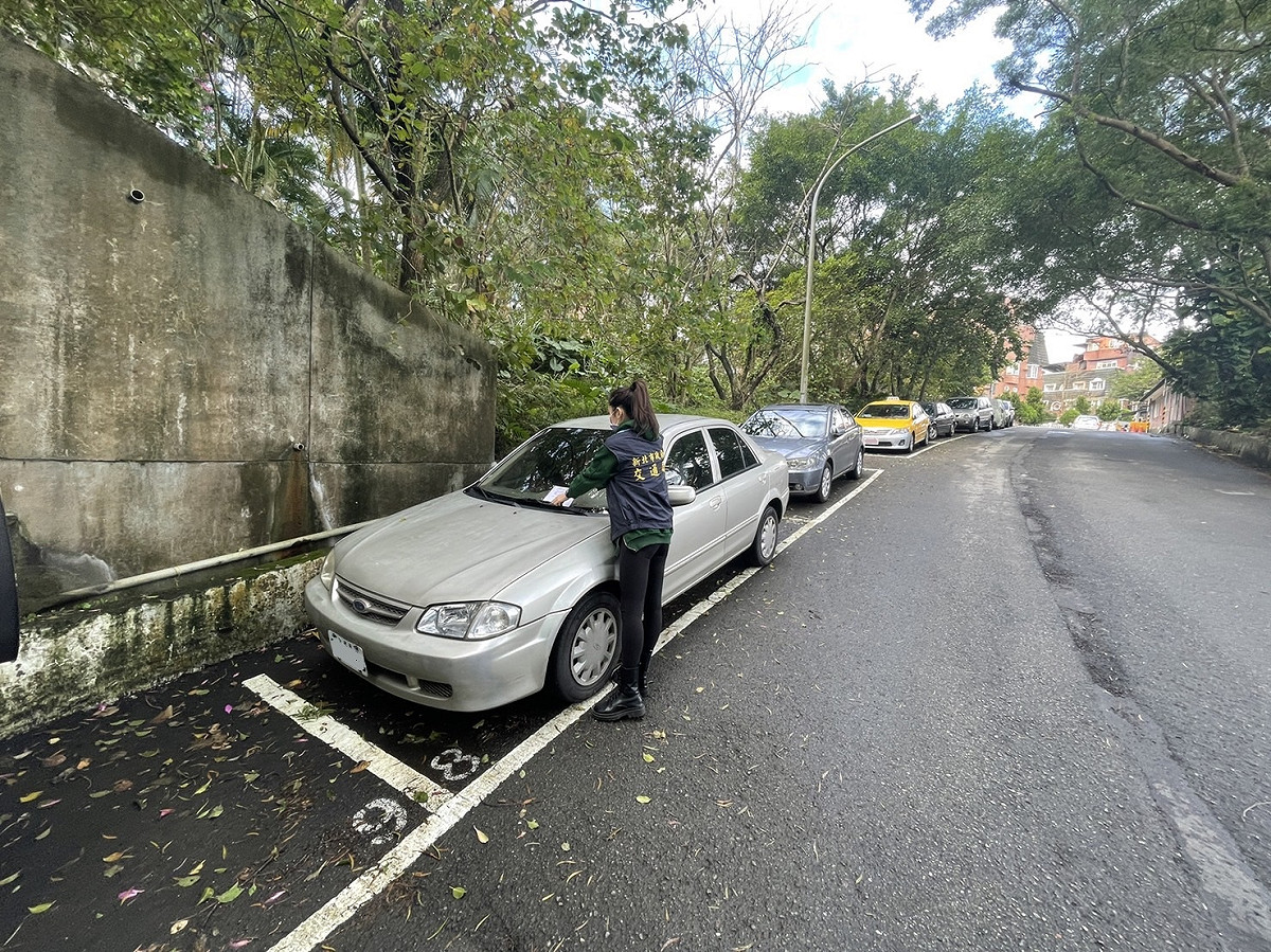 汐止區伯爵街56巷夾單相片。 圖：新北市交通局提供