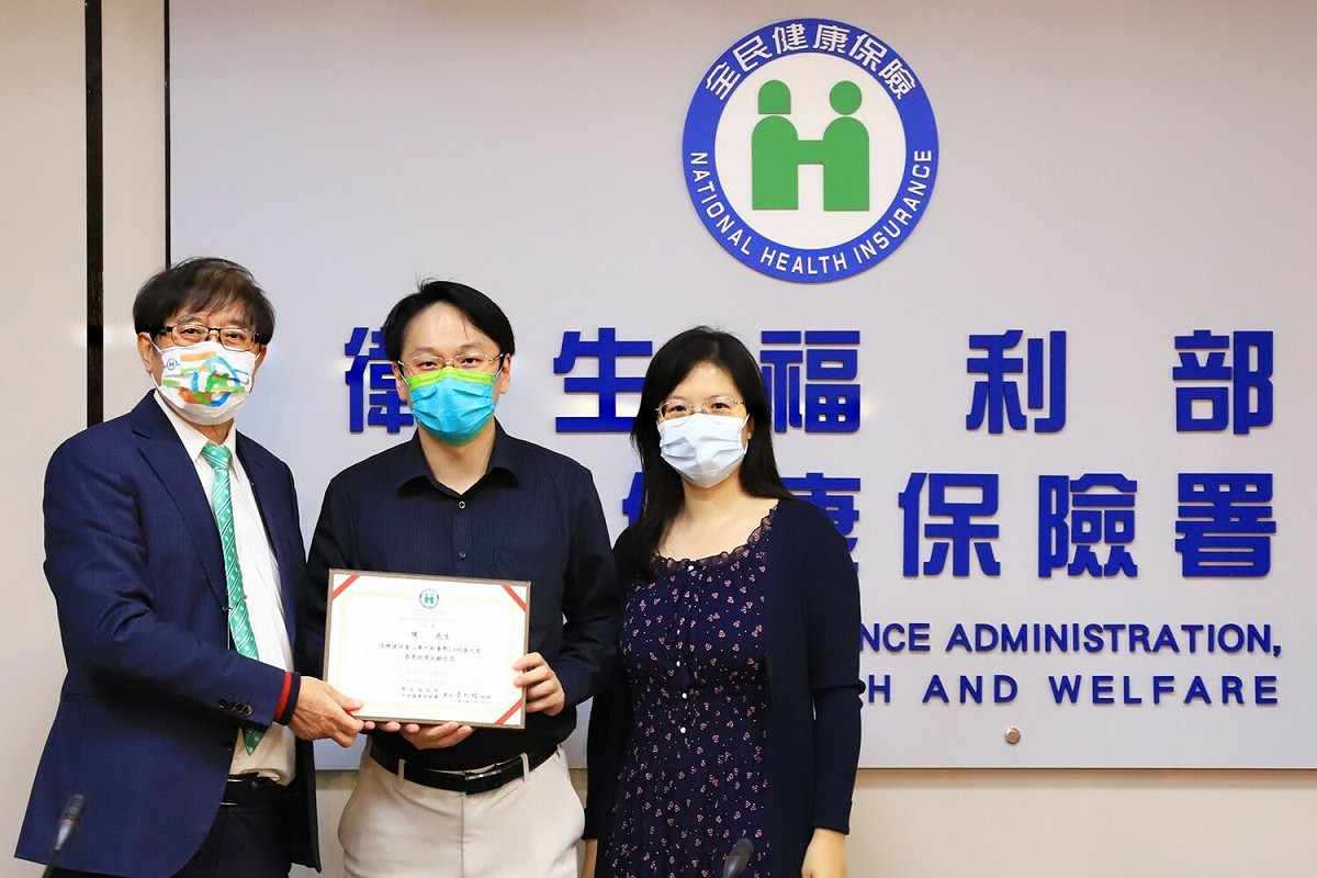 農曆年前健保愛心專戶收到善心人士捐贈2,000萬元善款，中央健康保險署李伯璋署長特於日前親自致贈感謝狀給捐款人陳姓夫婦。 圖：中央健康保險署/提供