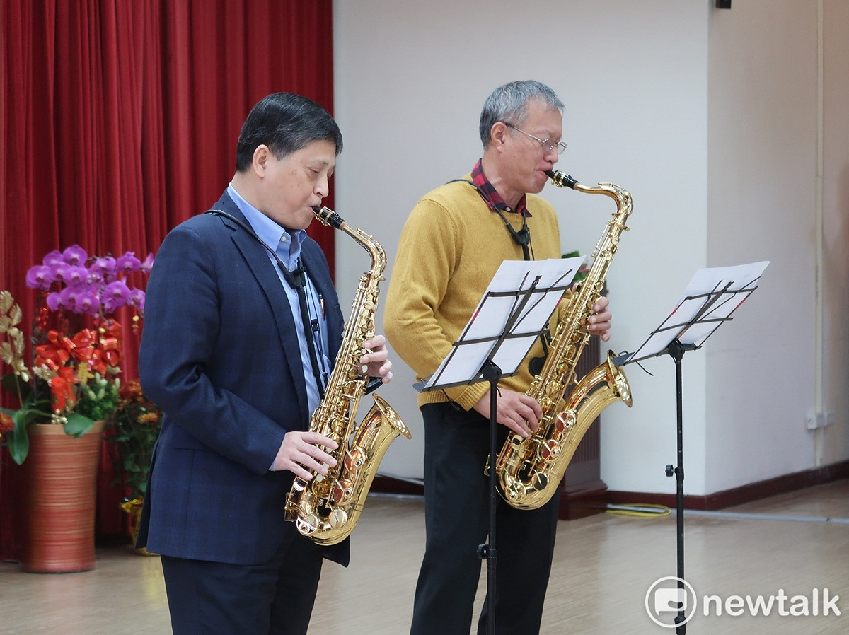 監察委員賴振昌（左）與官員陳義久表演薩克斯風。 資料照片：林朝億/攝