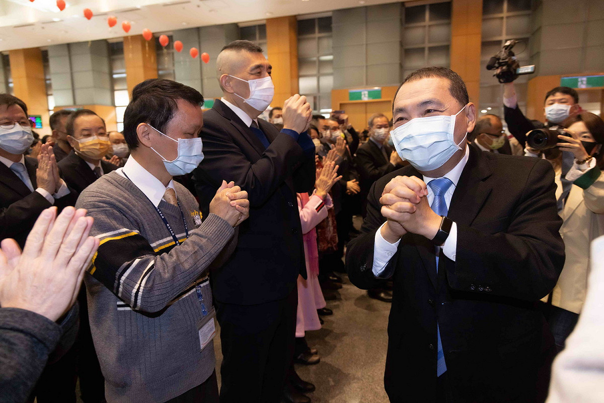 新北市府上午舉辦新春團拜，市長侯友宜向市府團隊拜年。 圖：新北市新聞局提供