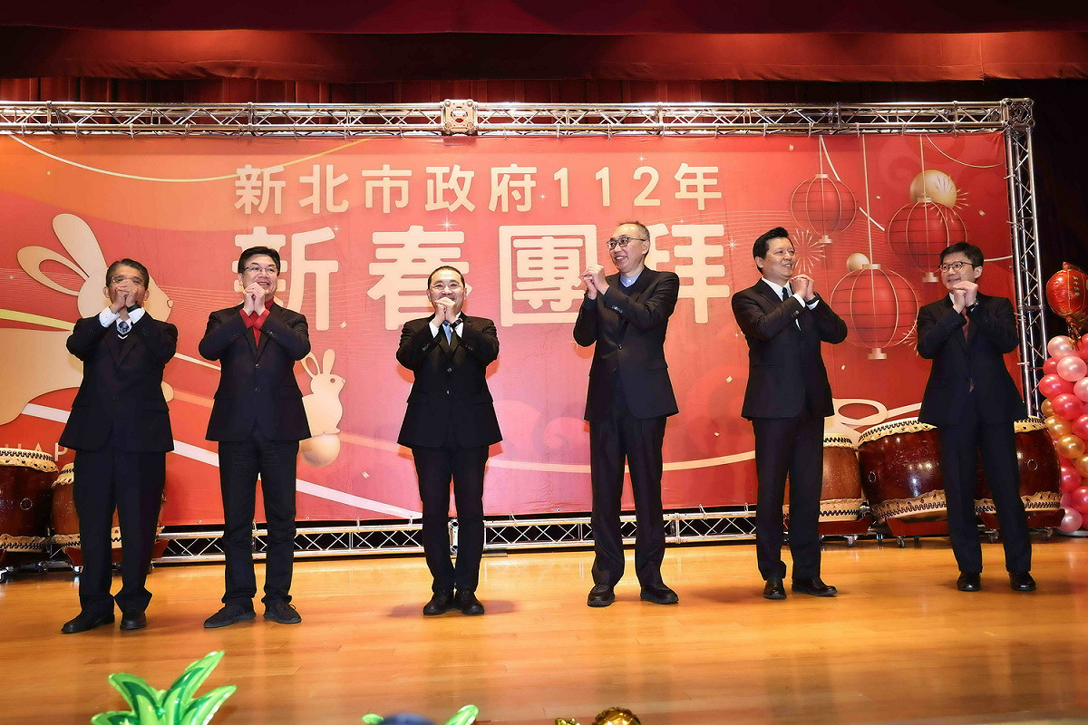 新北市府上午舉辦新春團拜，市長侯友宜率副市長、祕書長及副祕書長向市府團隊拜年。 圖：新北市新聞局提供