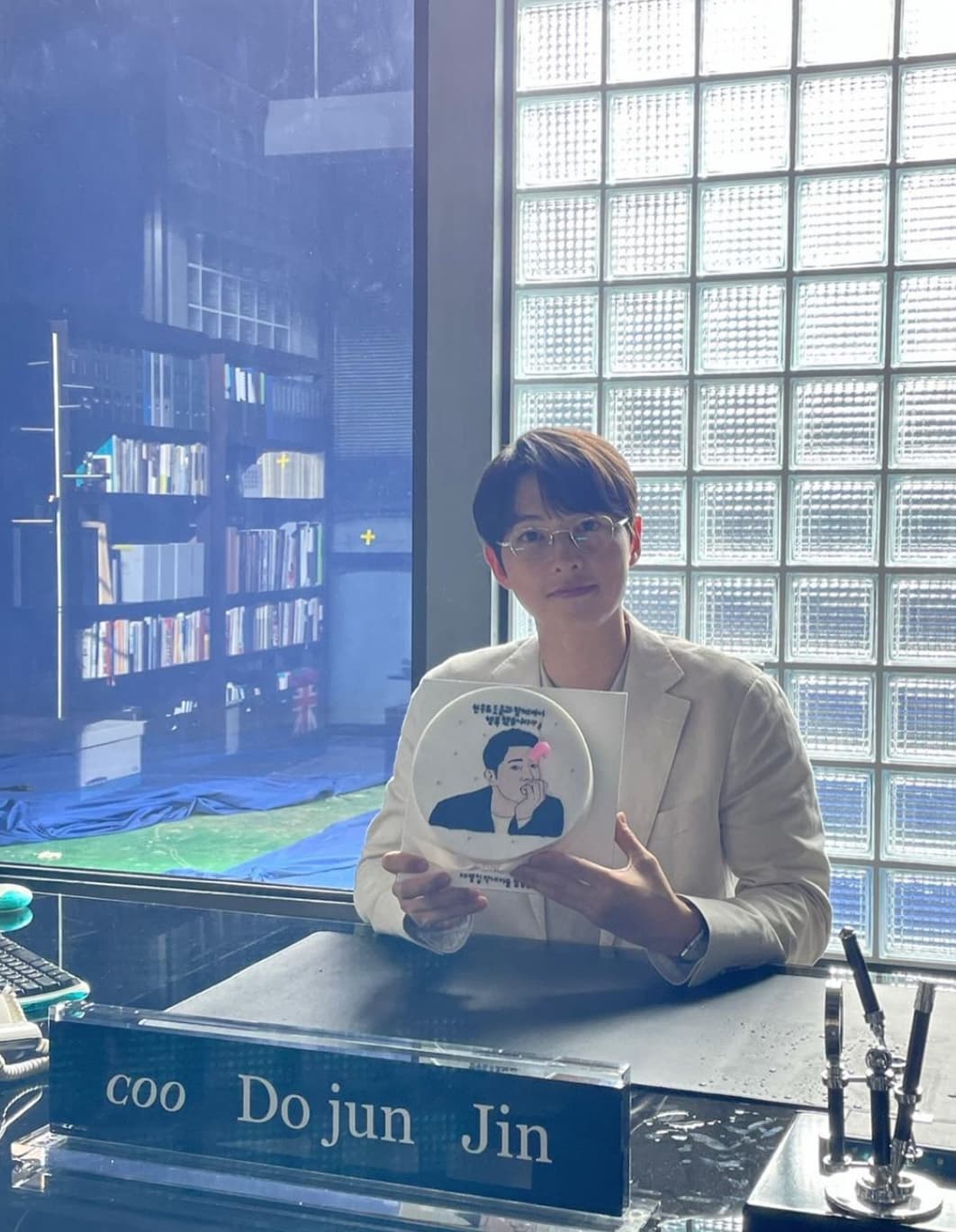 今(30)日宋仲基突宣布與英國女友Katy Louise Saunders結婚，且2人擁有新生命。 圖：翻攝自宋仲基IG