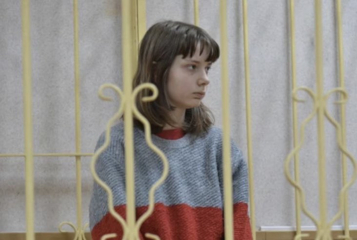 俄羅斯20歲女大生克里夫佐娃（Olesya Krivtsova）因在 Instagram 上發文批評俄軍入侵烏克蘭，遭當局列為恐怖份子軟禁在家，現逃往歐洲。 圖:翻攝自推特/Robert van der Noordaa @g900ap（資料照）