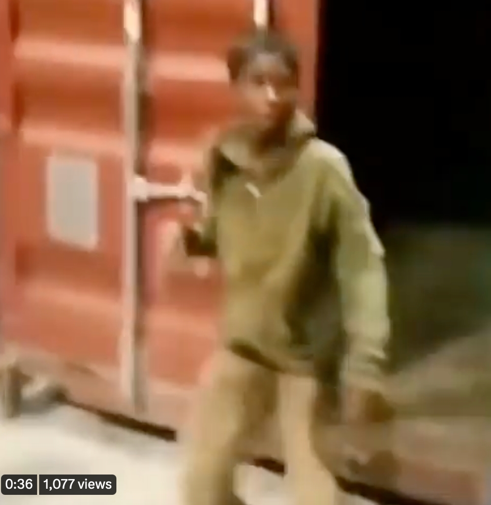 孟加拉一位名叫法希姆的 15 歲少年，11 日於吉大港市（Chittagong）捉迷藏遊戲過程在貨櫃中睡著，6 天後在 3,700 公里外的馬來西亞巴生港被發現。 圖：截自推特@IndMuslimVoice