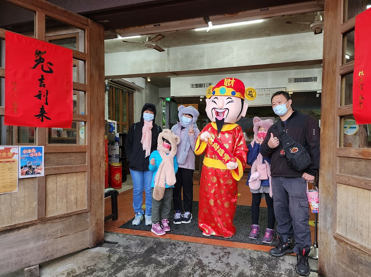 黃金博物館01/26-吃甜甜、財神爺送糖果。 圖：新北市文化局提供