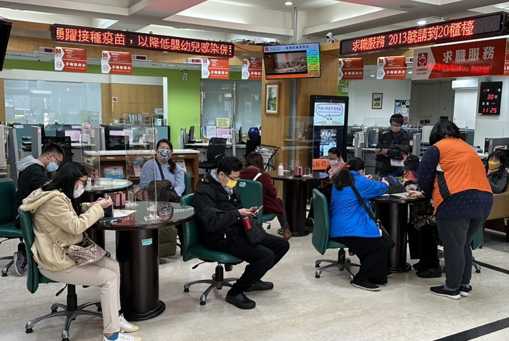 開工首日就業服務站湧進人潮。 圖：新北市就服處提供