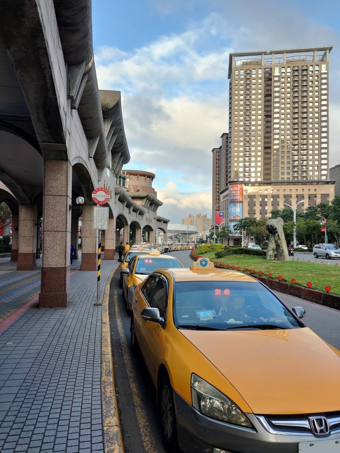 112年新北市計程車春節加成收費已至1月29日（日）24時結束，即日起恢復依跳表金額收費，不再另加車資。 圖：新北市交通局提供
