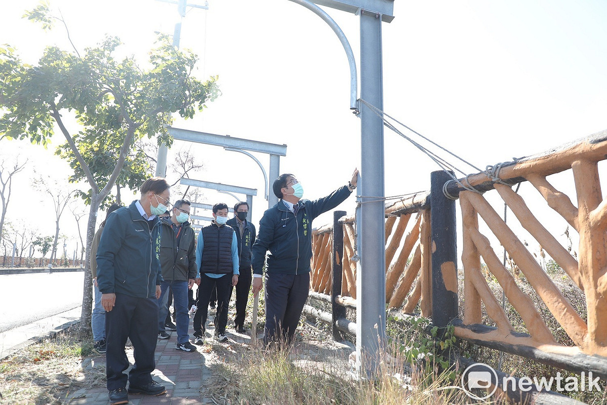 台南市安南區海尾路人行道設置的太陽能板鋼柱去年底遭強風吹倒，台南市長黃偉哲率隊前往視察，表示無法接受這樣的工程品質。 圖：台南市政府提供