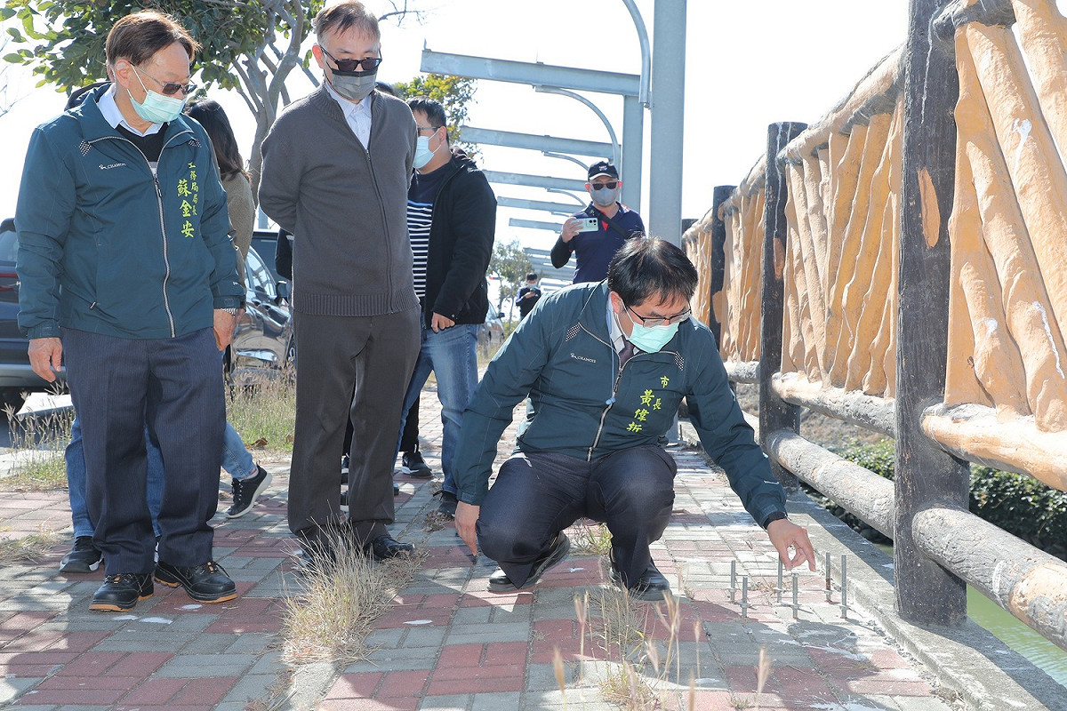 黃偉哲帶隊視察海尾路段人行道太陽能板鋼柱，堅持徒步視察了1.5公里，對人行道上的鋼柱逐一實地查看，發現仍有許多的工程缺失及未達標準的地方。 圖：台南市政府提供
