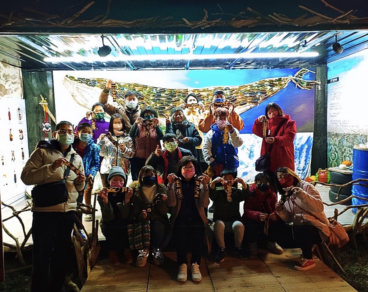 1月29日原住民族文化手作體驗活動「環保創作-植萃月桃染環保餐具袋」，學員們滿意地展示自身作品。 圖：新北市原民局提供