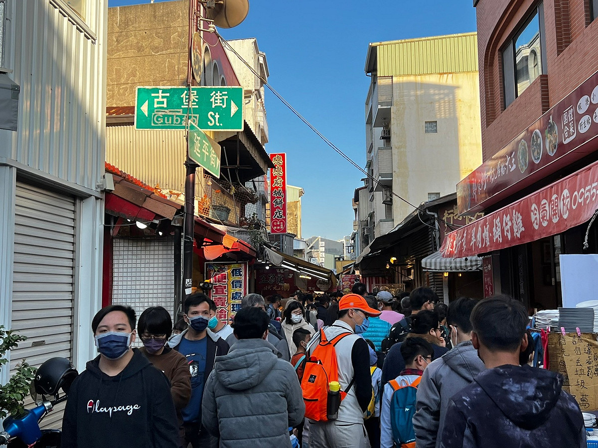 台南安平老街人潮不斷，春節期間每天都被遊客擠得水洩不通。 圖：台南市政府提供